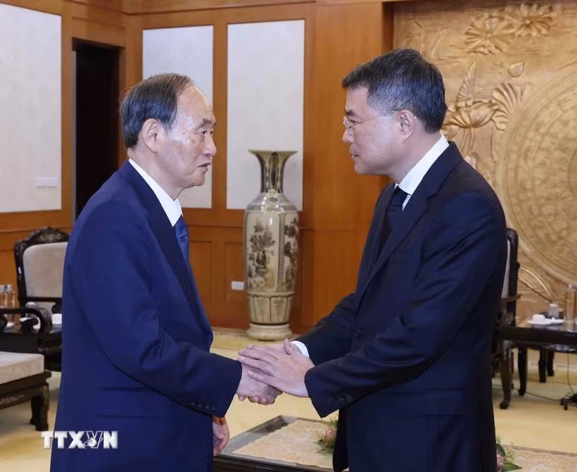 El miembro del Buró Político, secretario del Comité Central del Partido Comunista de Vietnam (PCV) y jefe de su Comisión de Organización, Le Minh Hung (derecha), y el ex primer ministro de Japón Suga Yoshihide (Fuente: VNA)