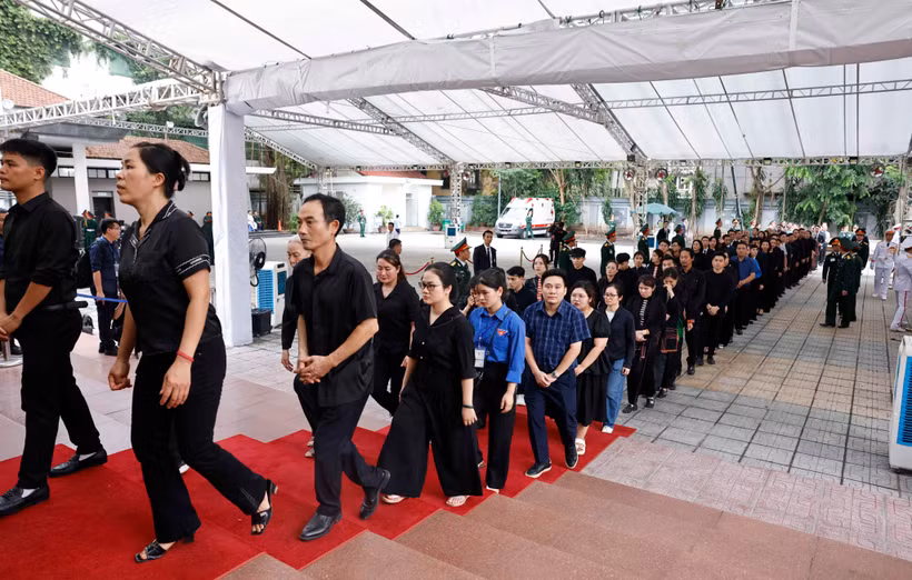 Las personas rinden homenaje póstumo al secretario general Nguyen Phu Trong (Fuente: VNA)