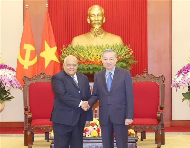El secretario general del Partido y presidente de Vietnam, To Lam, y el embajador cubano en Hanoi, Orlando Nicolás Hernández Guillén. (Fuente: VNA)