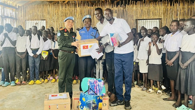 El grupo de trabajo del Ministerio de Seguridad Pública de Vietnam en UNMISS entrega regalos a estudiantes de la escuela primaria Unificación en Sudán del Sur (Fuente: VNA)