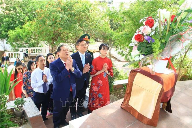 La ceremonia de ofrenda de flores en Argelia (Fuente: VNA)