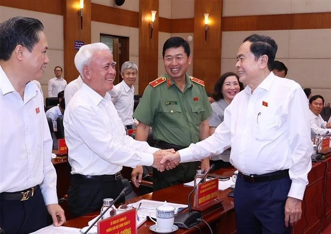 El presidente de la Asamblea Nacional, Tran Thanh Man, y los miembros del Comité del Partido Comunista de Vietnam en Hai Phong (Fuente: VNA)
