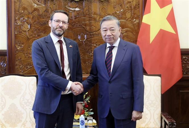 El presidente de Vietnam, To Lam, y Iain Frew, embajador británico en Vietnam. (Fuente: VNA)