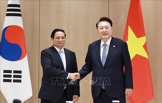 El primer ministro de Vietnam, Pham Minh Chinh (izquierda) y el presidente surcoreano. Yoon Suk Yeol. (Fuente: VNA)