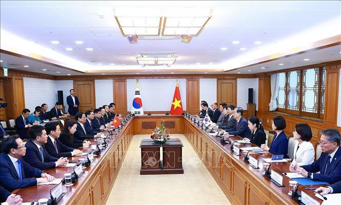 En las conversaciones entre el primer ministro de Vietnam, Pham Minh Chinh, y su homólogo Han Duck Soo (Fuente: VNA)