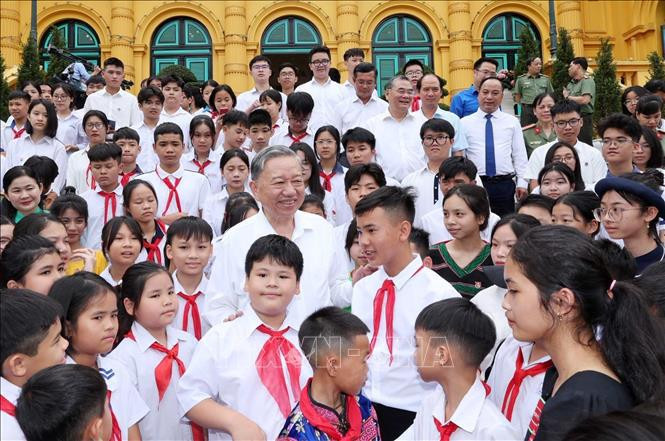 El presidente To Lam y los niños y delegados en el encuentro (Fuente: VNA)