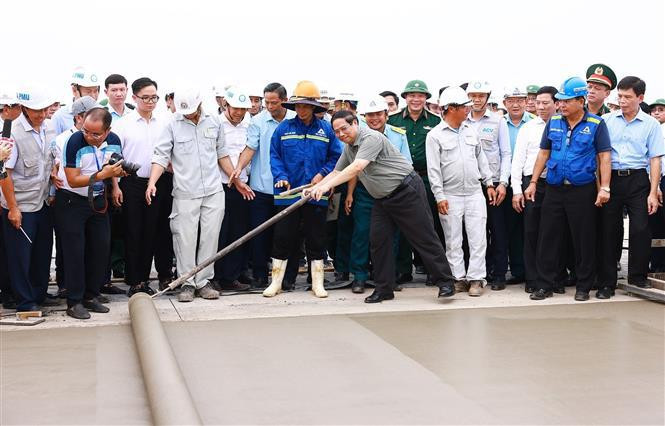 El primer minsitro Pham Minh Chinh reúne esfuerzos con los trabajadores del proyecto del Aeropuerto Internacional de Long Thanh (Fuente: VNA)