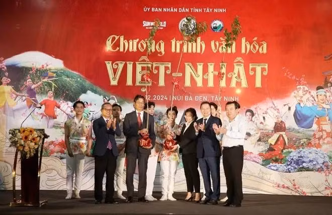 La entrega simbólica de 200 cerezos japoneses a la provincia de Tay Ninh (Fuente: VNA) 