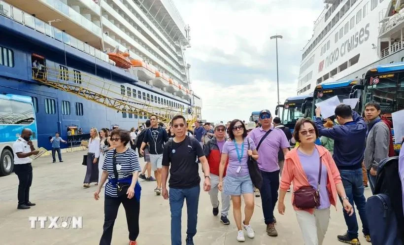 Los visitantes extranjeros llegan a la bahía de Ha Long (Fuente: VNA)