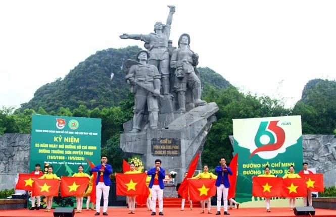 Un espectáculo en la ceremonia con motivo del aniversario 65 de la apertura de la ruta Truong Son (Fuente: VNA)