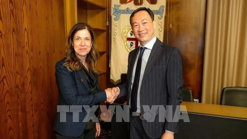 El embajador de Vietnam en Italia, Duong Hai Hung, y la presidenta de la región de Cerdeña, Alessandra Todde, en la reunión (Foto: VNA)
