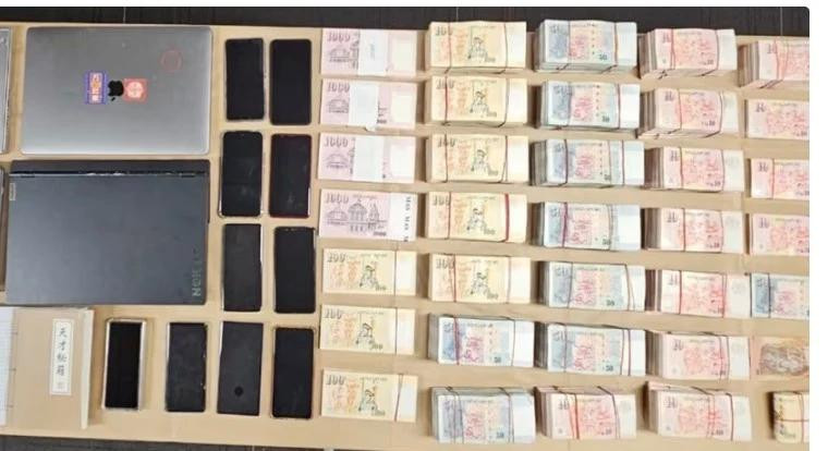 Dinero en efectivo y parafernalia de juegos de azar incautados (Foto: canalnewsasia.com)