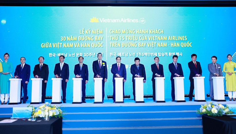 El primer ministro Pham Minh Chinh y los delegados en la ceremonia para celebrar el aniversario 30 de la apertura de vuelos directos de Vietnam Airlines a Corea del Sur (Fuente: VNA) 