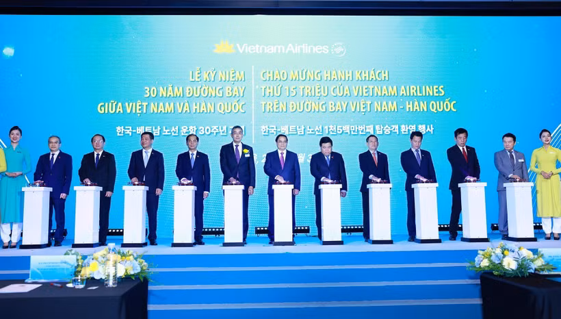 El primer ministro Pham Minh Chinh y los delegados en la ceremonia para celebrar el aniversario 30 de la apertura de vuelos directos de Vietnam Airlines a Corea del Sur (Fuente: VNA) 