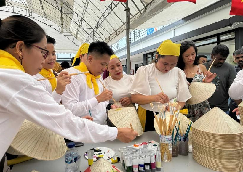 El stand vietnamita atrae a muchos visitantes. (Foto: VNA)
