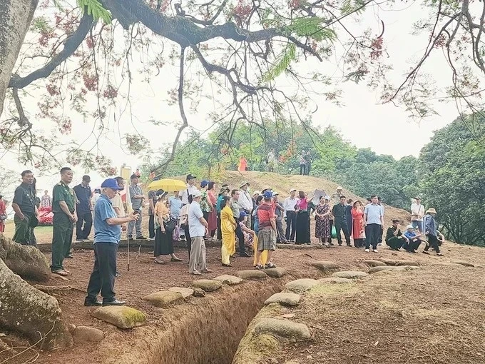 Los turistas visitan la colina A1 en el sitio especial de reliquia nacional del campo de batalla de Dien Bien Phu (Foto: Saigon Giai Phong)