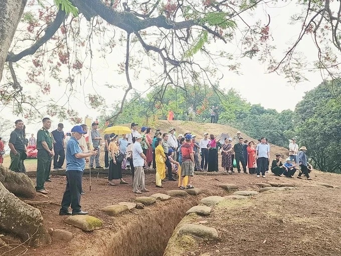 Los turistas visitan la colina A1 en el sitio especial de reliquia nacional del campo de batalla de Dien Bien Phu (Foto: Saigon Giai Phong)