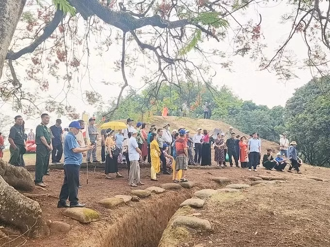 Los turistas visitan la colina A1 en el sitio especial de reliquia nacional del campo de batalla de Dien Bien Phu (Foto: Saigon Giai Phong)