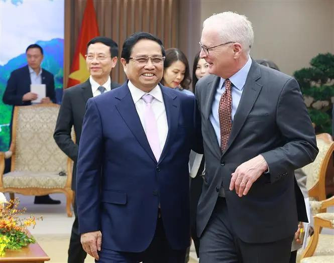 El primer ministro vietnamita, Pham Minh Chinh, y el presidente de la SIA, John Neuffer. (Fuente: VNA)