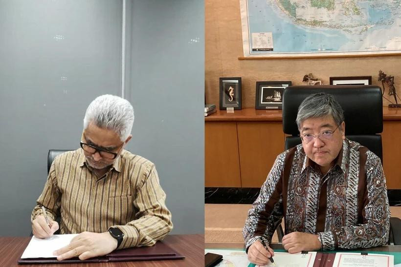 El Director General para Asia Pacífico y África del Ministerio de Asuntos Exteriores de Indonesia, Abdul Kadir Jailani (derecha), y el Embajador de Japón en Indonesia, Masaki Yasushi (derecha), firman el Canje de Notas sobre la provisión de préstamo para el proyecto la segunda línea ferroviaria de alta velocidad en Yakarta, Indonesia. (Fuente: ANTARA)