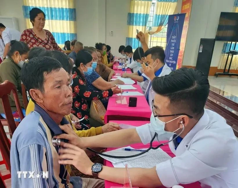Los médicos realizan consulta médica a los pobladores de la provincia de Kien Giang (Fuente: VNA)