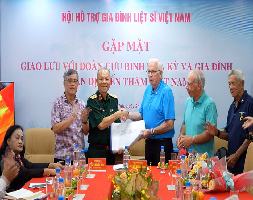 El grupo de veteranos estadounidenses entrega 20 conjuntos de documentos que detallan a los soldados vietnamitas caídos en los campos de batalla del sur. (Fuente: qdnd.vn) 
