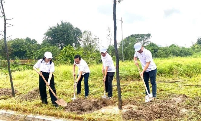 Los delegados participan en actividad de plantación de árboles luego de la ceremonia (Fuente: VNA)