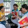 Los jóvenes buscan información de trabajo. (Foto: VNA)