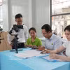 Los productos de pequeñas y medianas empresas se promocionan mediante transmisiones en vivo en las plataformas digitales. Foto: VNA