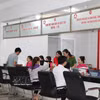 El Centro de Administración Pública del barrio de Di An, Ciudad Ho Chi Minh, presta servicio a la población el 1 de julio. Foto: VNA