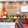 El viceprimer ministro Nguyen Hoa Binh trabaja ​​con los líderes de la provincia de Quang Ngai, el Ministerio de Industria y Comercio y los organismos pertinentes en la implementación del Proyecto del Centro Nacional de Refinación Petrolera y Energía en la Zona Económica de Dung Quat. (Fuente: Periódico del Gobierno)