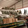 Funcionarios de aduanas inspeccionan vehículos y mercancías importadas en el puesto fronterizo internacional de Huu Nghi (provincia de Lang Son). Foto: VNA