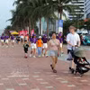 Los turistas pasean por las calles de Da Nang durante las vacaciones. Foto: VNA
