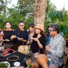 La embajadora Urawadee Sriphiromya de Tailandia, la embajadora Camila Polo Florez de Colombia y el embajador Saadi Salama de Palestina (en el centro, de izquierda a derecha) disfrutan de la cultura cafetera local en una plantación de café en Buon Tong Ju, Dak Lak. (Foto: https://doanhnghiepkinhtexanh.vn)
