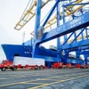 Carga y descarga de mercancías de exportación en el puerto de Lach Huyen (ciudad de Hai Phong). (Foto: hanoimoi)
