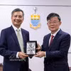El embajador de Vietnam en Malasia, Dinh Ngoc Linh, y el ministro principal de Penang, Chow Kon Yeow. (Foto: VNA)