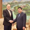 El viceprimer ministro de Vietnam Nguyen Chi Dung recibe al segundo ministro del Comercio e Industria de Singapur, Tan See Leng. (Fuente: VGP)