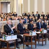 El primer ministro de Vietnam, Le Minh Hung, y su homólogo de Eslovaquia, Robert Fico, participan en el Foro Empresarial Vietnam – Eslovaquia. (Foto: VNA) 