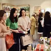 Visitantes en una exposición de productos promocionados en plataformas de redes sociales. Foto: VNA