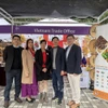 Vu Thi Thuy, vicecónsul general y jefa de la Oficina Comercial de Vietnam en Hong Kong (segunda por la izquierda), y representantes de empresas participantes en la feria. Foto: VNA
