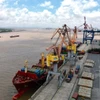 Barco con mercancías destinadas a la exportación en el puerto de Tan Vu, Hai Phong. Foto: VNA