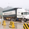 Camiones portacontenedores entran en la zona de carga y descarga. Foto: VNA