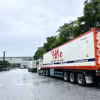 Un convoy de camiones portacontenedores que transportan mercancías realizan los trámites aduaneros en el puesto fronterizo internacional de Thanh Thuy (Tuyen Quang). Foto: VNA