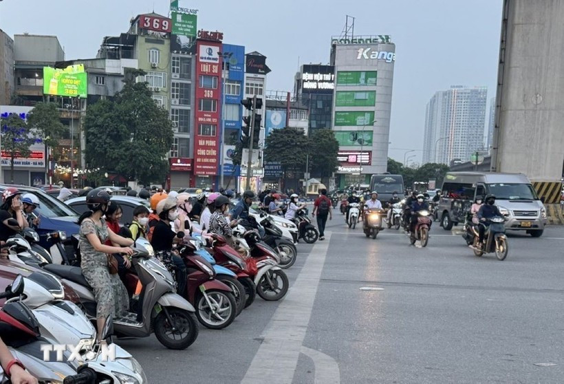 Hanoi restringirá motos a gasolina en centro desde julio 2026. (Foto: VNA)