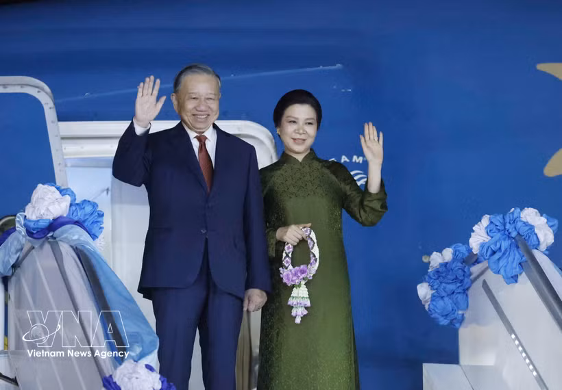 El secretario general del Partido Comunista y presidente de Vietnam, To Lam, acompañado por su cónyuge, Ngo Phuong Ly, viaja a Singapur para una visita de Estado. (Foto: VNA)