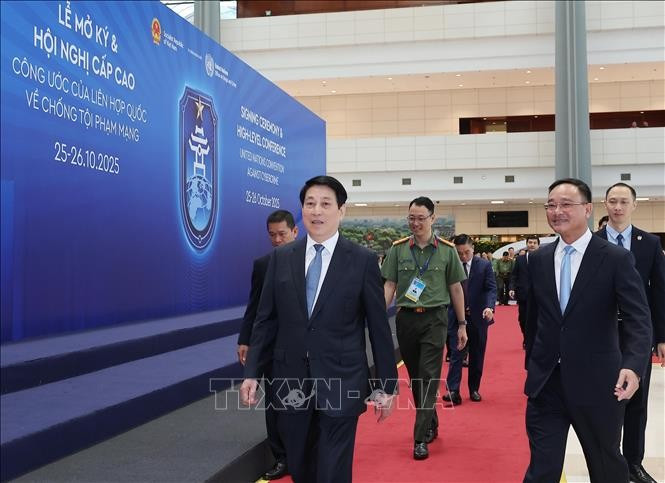 El Presidente de Vietnam, luong Cuong, inspecciona los preparativos y el ensayo general de la Ceremonia de Apertura para la Firma de la Convención de Hanoi. (Foto: VNA)
