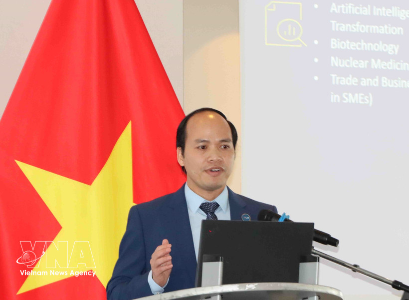 El presidente de la Asociación de Intelectuales Vietnamitas en Bélgica y Luxemburgo (ViLaB), Phung Quoc Tri, en el seminario. (Foto: VNA)