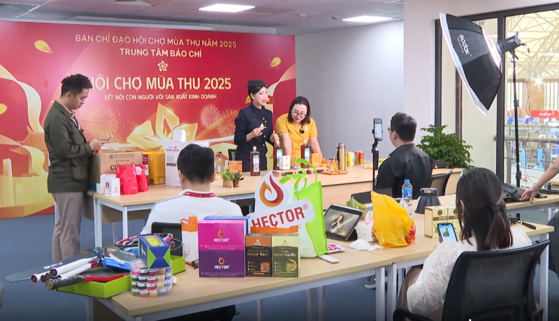 Presentan en transmisión en directo especialidades regionales en la primera Feria de Otoño 2025. (Foto: VNA)