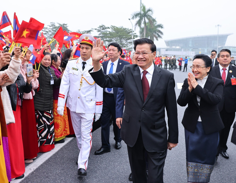 Máximo dirigente de Laos llega a Hanoi para una visita de Estado a Vietnam (Foto: VNA)
