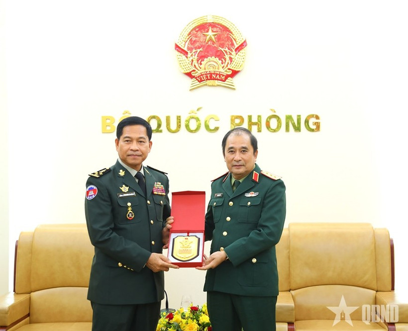 El coronel general Phung Si Tan, subjefe del Estado Mayor General del Ejército Popular de Vietnam, y el general Phom Nara, secretario general del Comité Nacional de Armas Químicas de Camboya. (Foto: VNA)